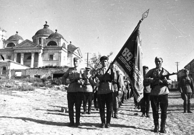 Воины 89-й Белгородско-Харьковской гвардейской стрелковой дивизии проходят по улице г.Белгорода , август 1943 г.